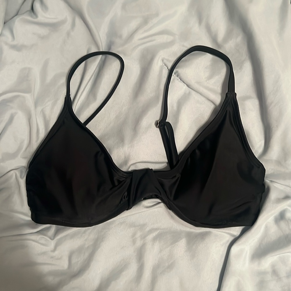 Athleta black underwire lightly padded swim top!